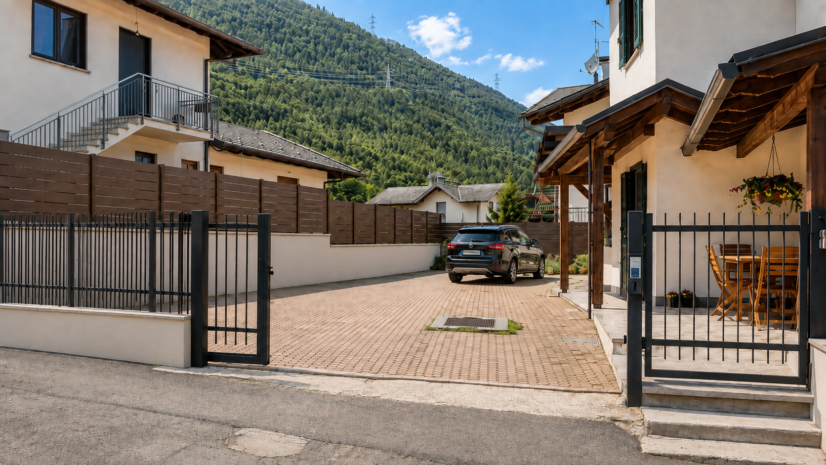 Cortile diurno con parcheggio privato e ingresso della casa vacanze Il Mirto Guesthouse a Tirano