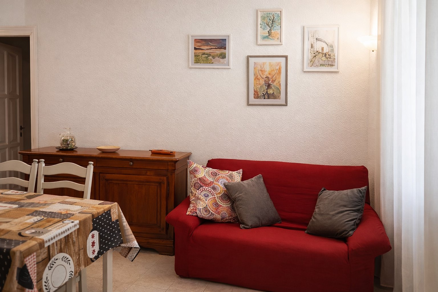 Soggiorno con divano nella casa vacanze